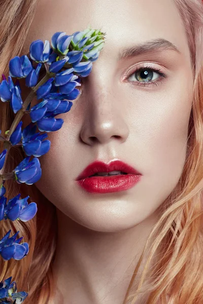 Portrait Blonde Woman Flower Petals Her Face Closeup Bright Makeup — Stock Photo, Image
