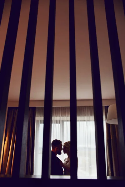 Casal Abraçou Beijou Depois Casamento Noiva Noivo Abraçam Olham Nos — Fotografia de Stock