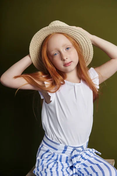 Krásná Rusovlasá Dívka Dlouhými Vlasy Krásné Velké Modré Oči Zrzka — Stock fotografie