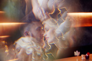 Gelin ve damat sarılma ve öpüşme düğün gününde odak yok. Yeni bir aile, aşk, mutlu bir çift oluşturmak bir erkek ve bir kadın birbirlerini seviyorlar. Düğün töreni. Beyaz gelinlik içinde gelin