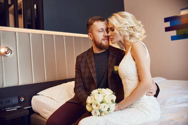 Pasgetrouwden Ochtend Het Hotel Kamer Zittend Het Bed Knuffelen Kijken — Stockfoto