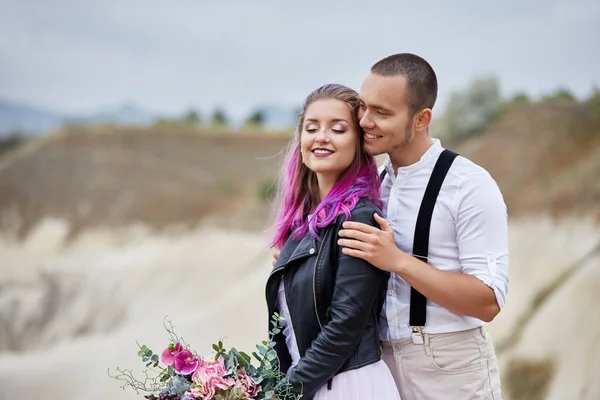 Couple Amoureux Rencontre Aube Dans Nature Homme Une Femme Embrassant — Photo