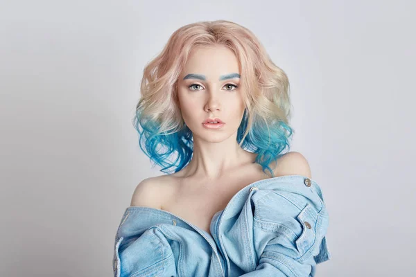 Portret Kobiety Jasny Kolorowy Latające Włosy Wszystkie Odcienie Fioletowy Niebieski — Zdjęcie stockowe