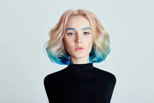 Portret Kobiety Jasny Kolorowy Latające Włosy Wszystkie Odcienie Fioletowy Niebieski — Zdjęcie stockowe