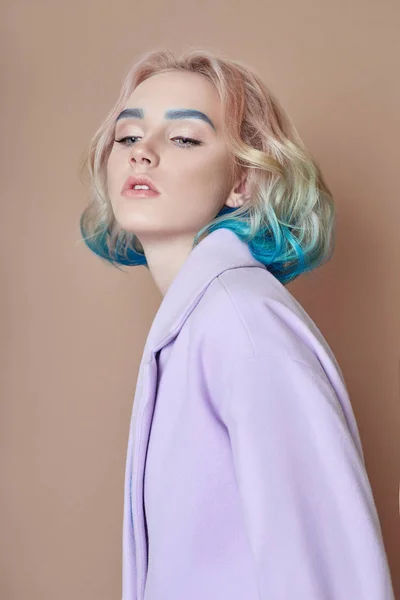 Portret Kobiety Wiosna Jasny Kolorowy Latające Włosy Wszystkie Odcienie Niebiesko — Zdjęcie stockowe