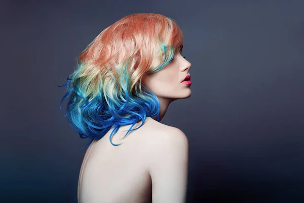 明るい肖像画女性色紫青の飛行髪 すべての色合い 髪の着色 美しい唇と化粧 風になびく髪 短い髪とセクシーな女の子 プロの創造的な着色 — ストック写真
