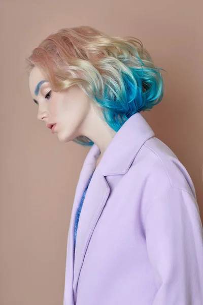 明るい肖像画の女性の春色紫青の飛行髪 すべての色合い 髪の着色 美しい唇と化粧 風になびく髪 セクシーな女の子のコートの短い髪 プロの創造的な着色 — ストック写真