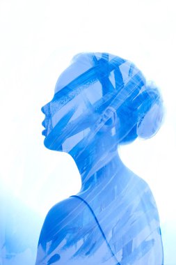 Beyaz bir arka plan üzerinde mavi boya fırça darbeleri oluşan kadın sanat portre. Kız yüz, moda güzellik ve makyaj üzerinde boya. Çift pozlama, odak yok. Gizemli portre çizgileri mavi boya