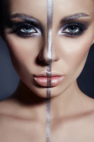 Mode Perfekt Makeup Silver Färgband Flicka Ansikte Silver Ögonbryn Och — Stockfoto