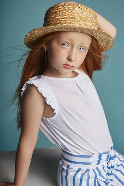 Ragazza Norvegese Con Capelli Rosso Brillante Cappello Paglia Bella Rossa — Foto Stock