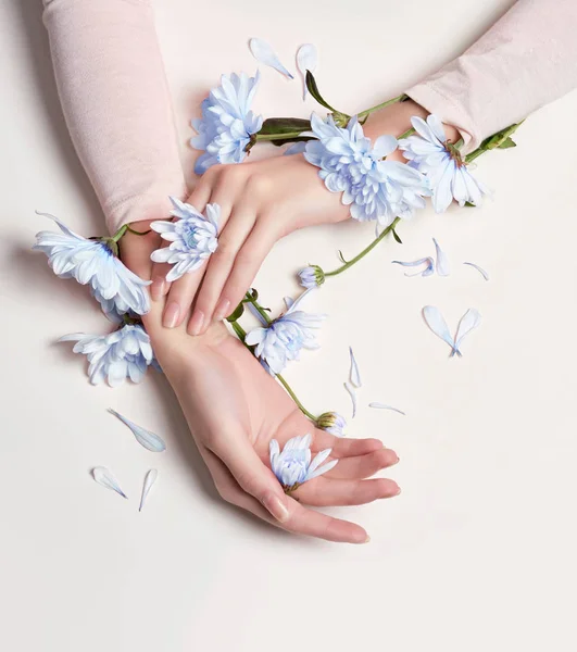 Retrato de arte de moda mujer en vestido de verano y flores en su ha — Foto de Stock