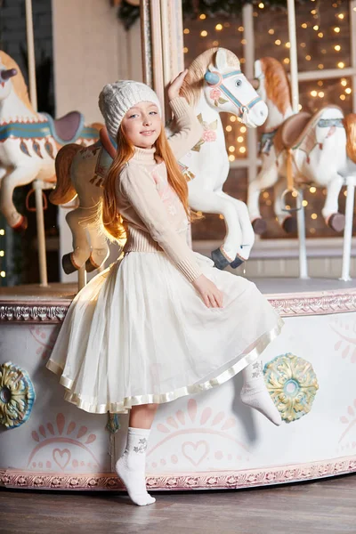 Niña de pelo rojo brillante con un sombrero blanco y un hermoso dre —  Fotos de Stock