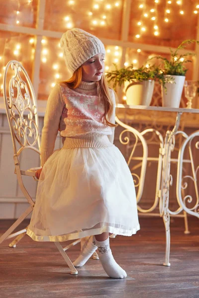 明亮的红头发的小女孩, 在一顶白色的帽子和美丽的 dre — 图库照片