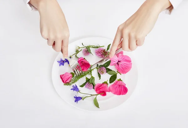 Mujer y hermosas flores de primavera en plato, manos y cuidado de la piel — Foto de Stock