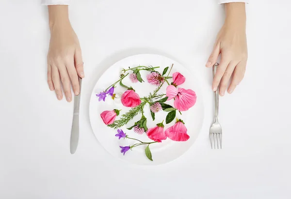 Mujer y hermosas flores de primavera en plato, manos y cuidado de la piel — Foto de Stock