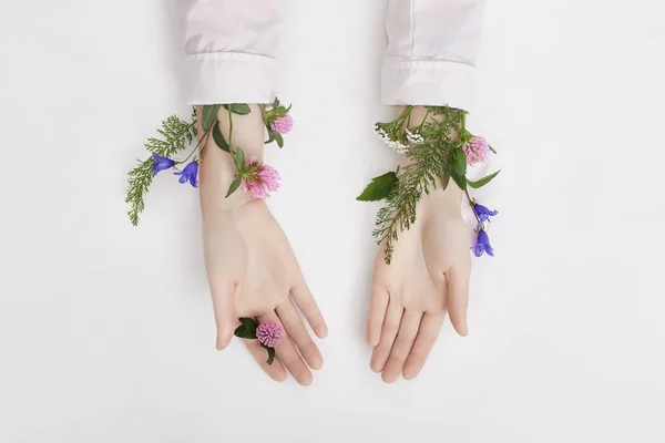 La mano y la flor de color primavera están en el cuidado de la piel de la mesa. Cosme naturaleza — Foto de Stock