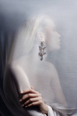 Küpe ve seksi bir kadın aracılığıyla eklenen kulak takı