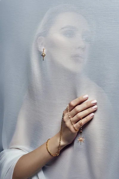 Orecchini e gioielli nell'orecchio di una donna sexy inseriti attraverso — Foto Stock