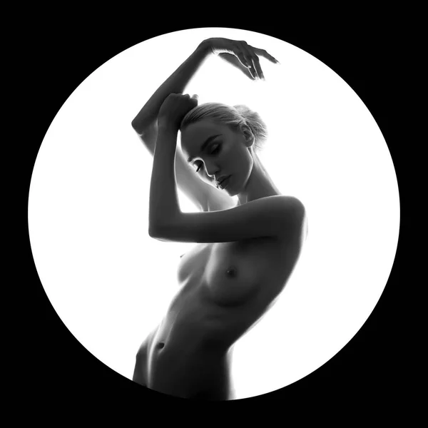 Sanat güzellik çıplak kadın beyaz bir daire halkası için siyah arka plan üzerine. — Stok fotoğraf