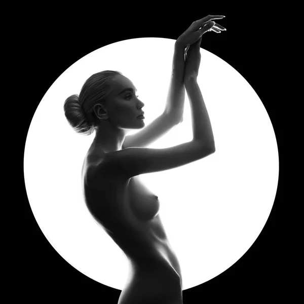 Τέχνη ομορφιά γυμνό γυναίκα, σε μαύρο φόντο σε λευκό κύκλο δαχτυλίδι. — Φωτογραφία Αρχείου