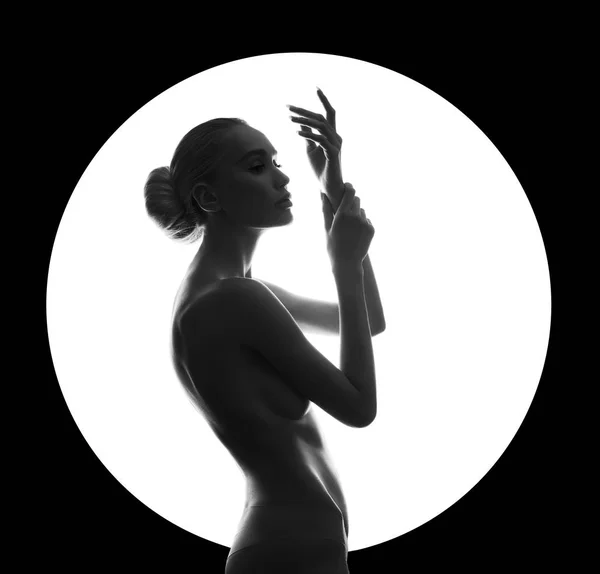 Arte beleza Nua mulher no fundo preto no anel círculo branco . — Fotografia de Stock