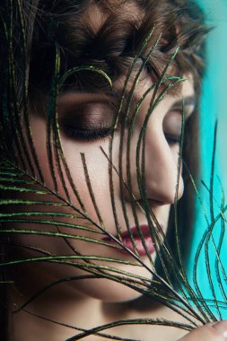 Bir tavus kuşu tüy yanında onun elinde olan Doğu Arap kadın 