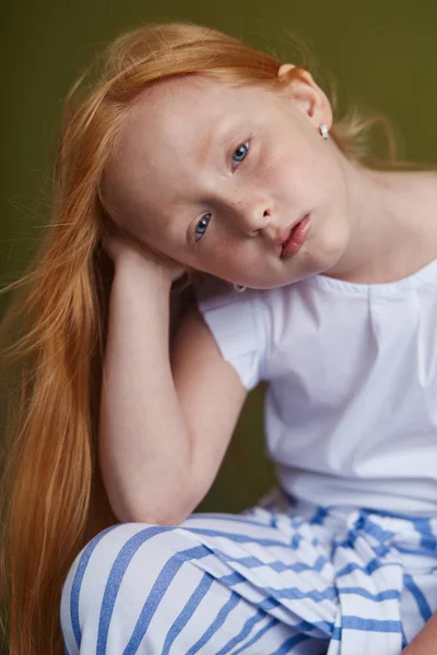 Rusovlasá dívka s dlouhé krásné vlasy a modrýma očima — Stock fotografie