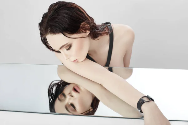 Nude Fashion Woman si trova sullo specchio e guarda il suo riflesso. G — Foto Stock