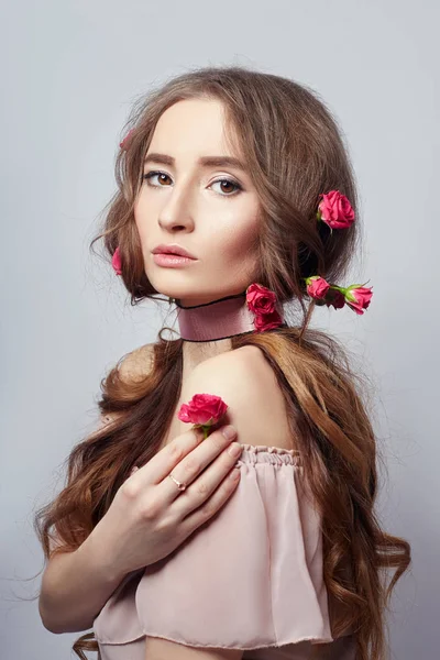 Piękna kobieta z róży kwiaty w jej długie włosy, bandaż AR — Zdjęcie stockowe
