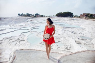 Beyaz travertenli kırmızı elbiseli kız, Pamukkale
