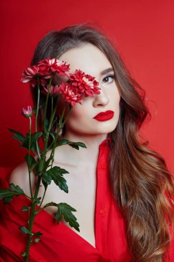 Elinde uzun sarı saçlı ve çiçekleri olan romantik kadın