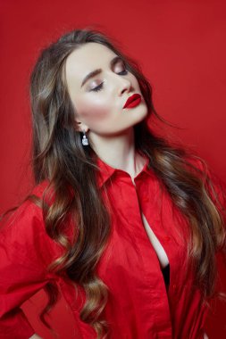 Kırmızı elbiseli uzun sarı saçlı romantik kadın, pürüzsüz temiz 