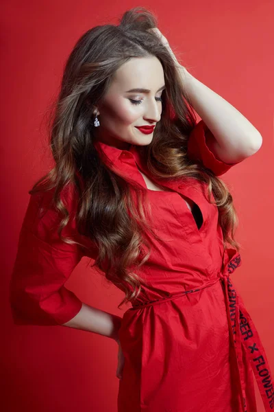 Mulher romântica com cabelo loiro longo em vestido vermelho, liso limpo — Fotografia de Stock