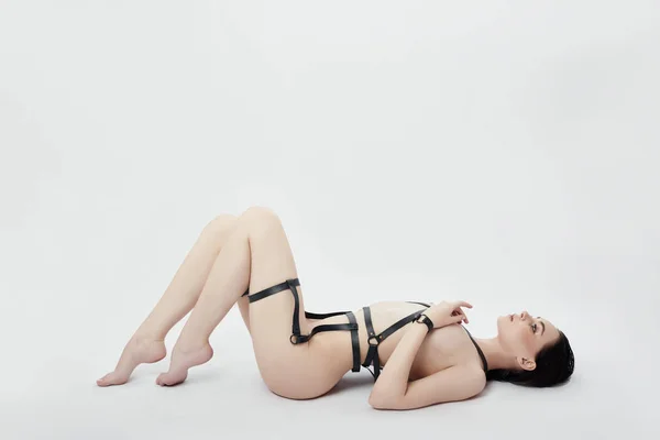 Krásná nahá žena v BDSM na bílém pozadí, eroti — Stock fotografie