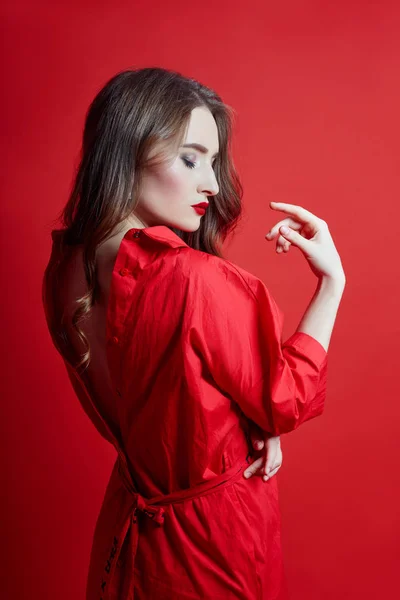 Mulher romântica com cabelo loiro longo em vestido vermelho, liso limpo — Fotografia de Stock