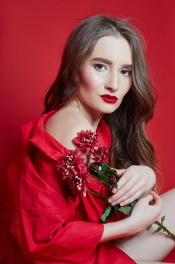 Kırmızı elbiseli kadın moda portresi, güzel makyaj, kıvırcık 