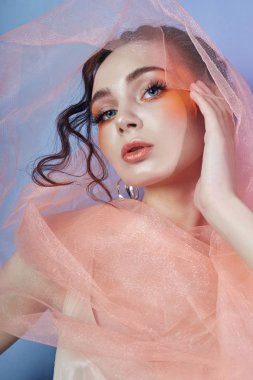 Kadın parlak kırmızı makyaj Moda portre, kıvırcık saç ve ligh