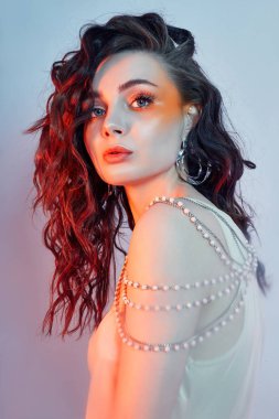 Kadın parlak kırmızı makyaj Moda portre, kıvırcık saç ve ligh