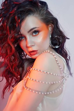 Kadın parlak kırmızı makyaj Moda portre, kıvırcık saç ve ligh