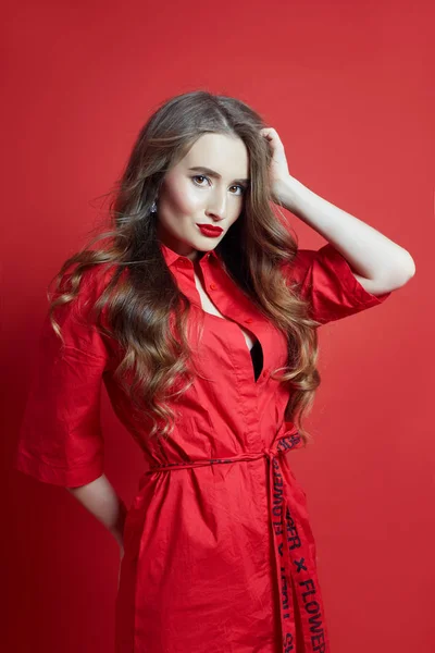 Retrato de moda de mulher em vestido vermelho, maquiagem bonita, encaracolado — Fotografia de Stock