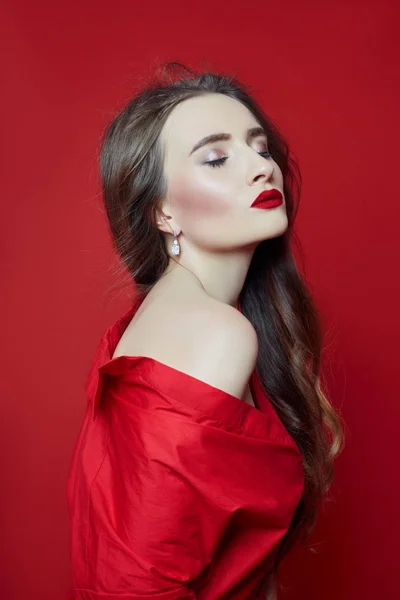 Retrato de moda de mulher em vestido vermelho, maquiagem bonita, encaracolado — Fotografia de Stock