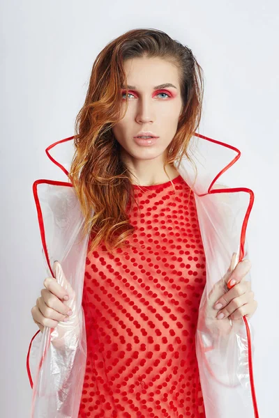 Kadının yüzünde parlak kırmızı makyaj, profesyonel doğal kozm