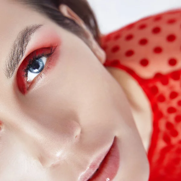 Trucco rosso brillante sul viso della donna, cosmo naturale professionale — Foto Stock