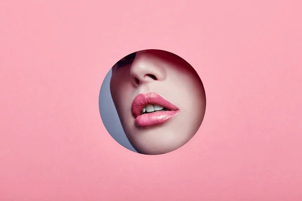 Publicidad Hermosos labios rellenos de color rosa brillante, mujer se ve — Foto de Stock