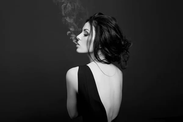Mode Beauty Make-up Kosmetik Brünette Frau raucht auf dunklem Ba — Stockfoto