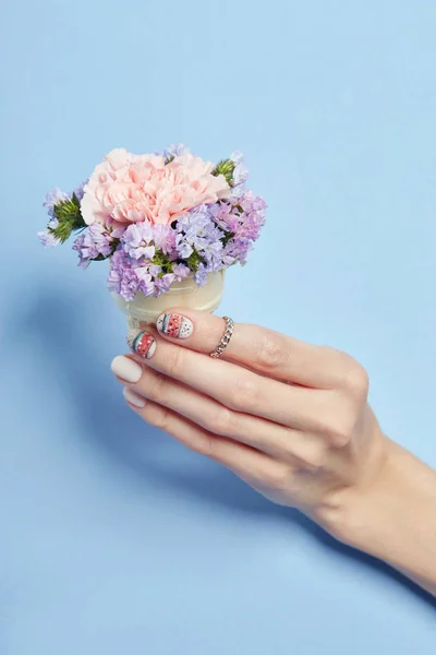 Maquillaje de mano de cosméticos, manicura de uñas hermosas, esmalte de uñas, anuncio —  Fotos de Stock