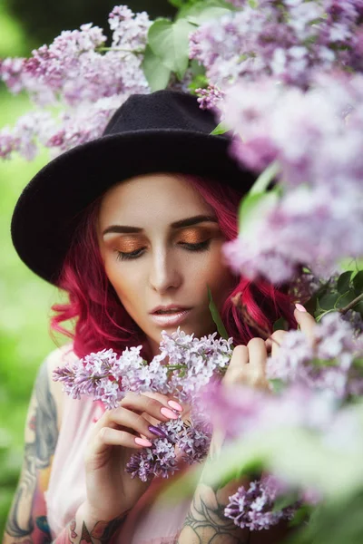Chica de moda con pelo rojo y sombrero redondo grande, retrato de primavera en —  Fotos de Stock