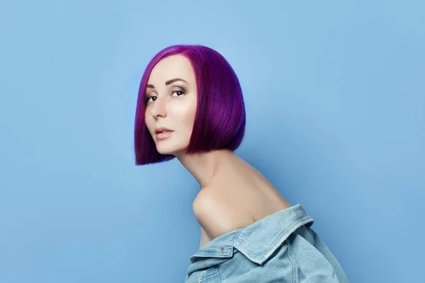 Retrato de una mujer con el pelo volador de color brillante, todos los tonos — Foto de Stock