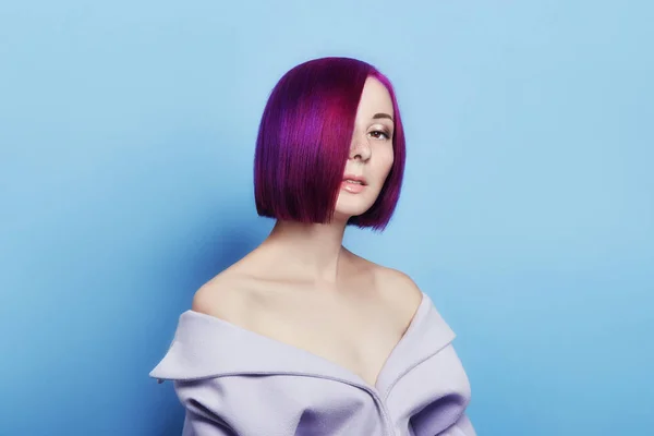 Retrato de uma mulher com cabelo voador colorido brilhante, todos os tons — Fotografia de Stock