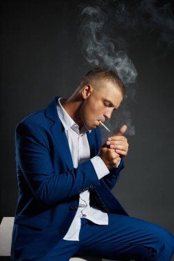 Bir pahalı b sigara adam işadamı kontrast portre